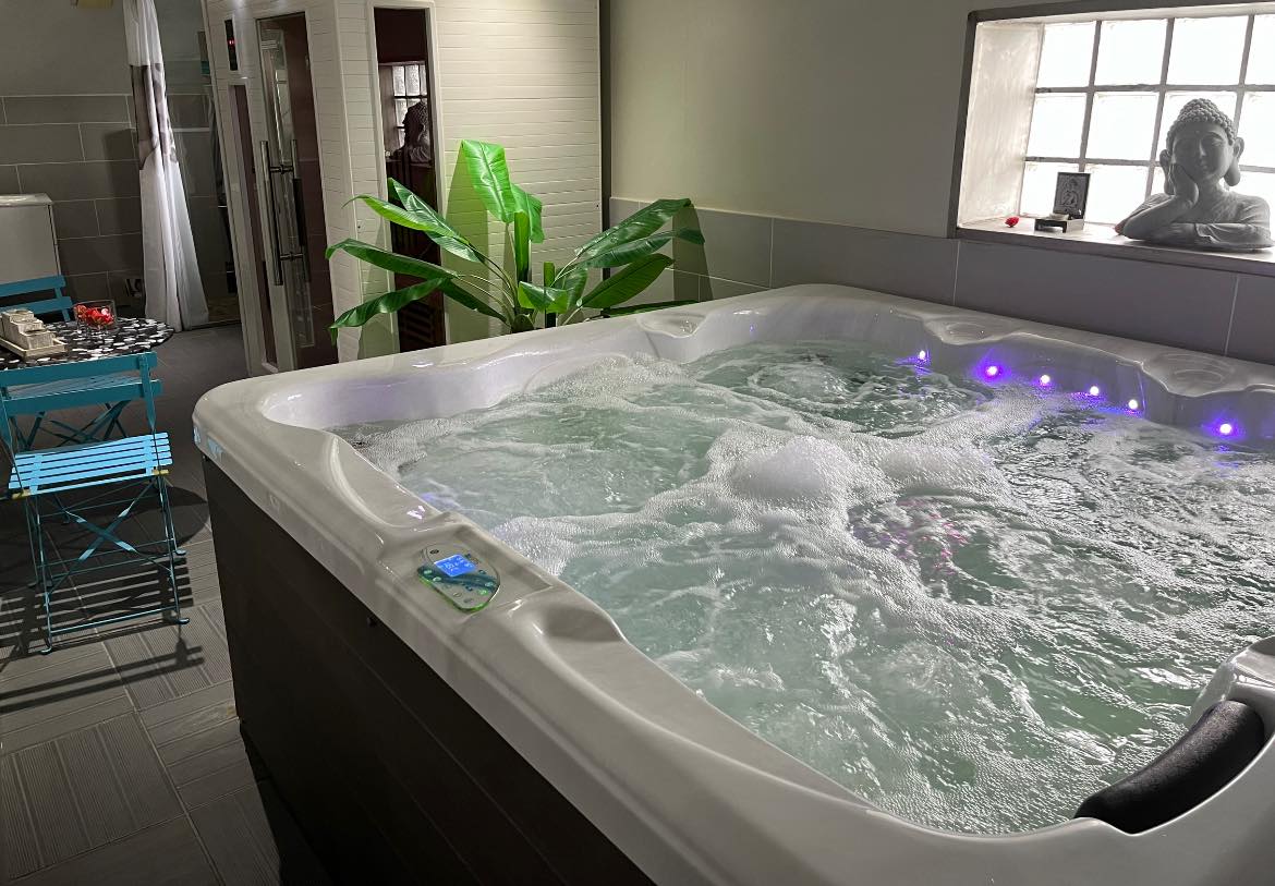 Espace spa privatif avec jacuzzi chez Cél'in Coiff à Mazé-Milon